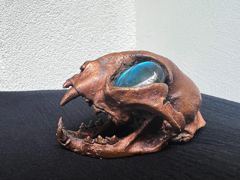 czaszka kota w miedzi z oczami z labradorytu